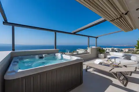 Podstrana - Moderná luxusná vila s bazénom a strešnou terasou