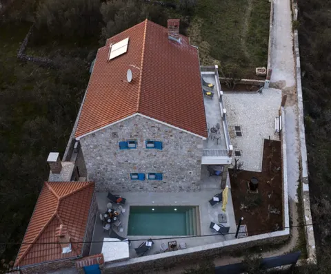 Otok Pašman – Kamena kuća uz more