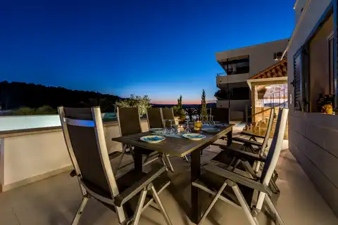 Brač, Milna - Villa moderna in prima fila sul mare, 264 m2