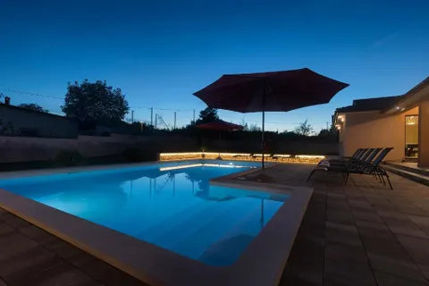 Istra, Tinjan – Prekrasna moderna vila s bazenom 260 m2