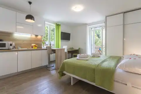 Split, Bačvice - Stan s 3 apartmanske jedinice i prostranim vrtom