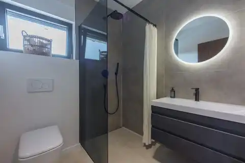 Istra, Svetvinčenat - Moderna vila s grijanim bazenom