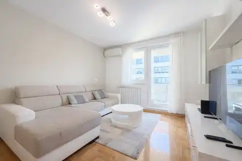 Zagreb, Trnje - appartamento con due camere, loggia e garage.