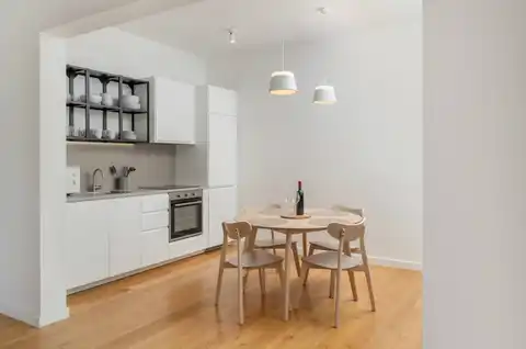 Split, Lučac - Appartement de deux pièces avec loggia et vue sur la ville.