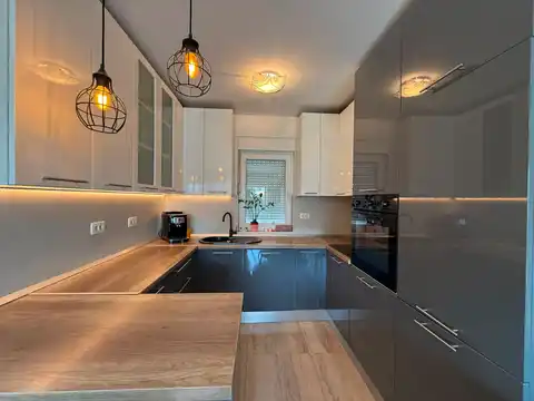 Split, Kila — Dvosobno stanovanje 66 m², balkon, garaža, novejša stavba
