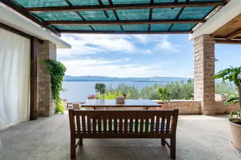 Brač, Bol - Kamena kuća sa četiri apartmana