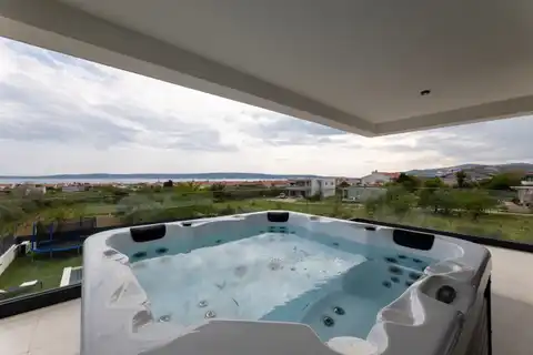 Split, Kaštela - Vila modernog dizajna sa bazenom i pogledom na more