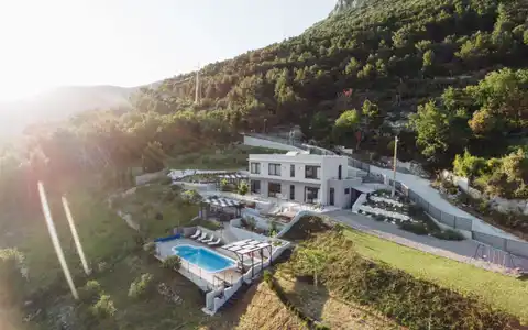 Vila 232 m², Kaštel Stari — 4SS, grijani bazen, pogled na more