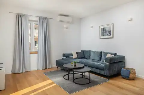 Split, Lučac - Appartement de deux pièces avec loggia et vue sur la ville.