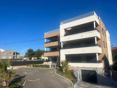 Zadar, Sukošan - Luksuzan četverosoban stan s bazenom 160 m2 novogradnja