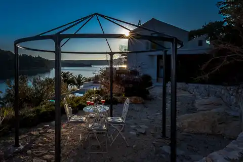 Brač, Milna - Villa moderna in prima fila sul mare, 264 m2