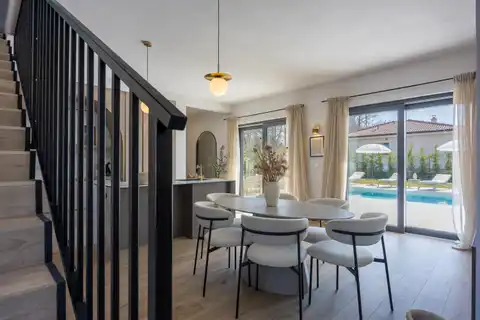 Istra, Svetvinčenat - Moderna vila s grijanim bazenom