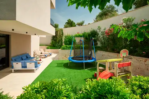 Trogir, Marina - Vila 400 m², 4 pokoje, bazén 30 m², 150 m od moře