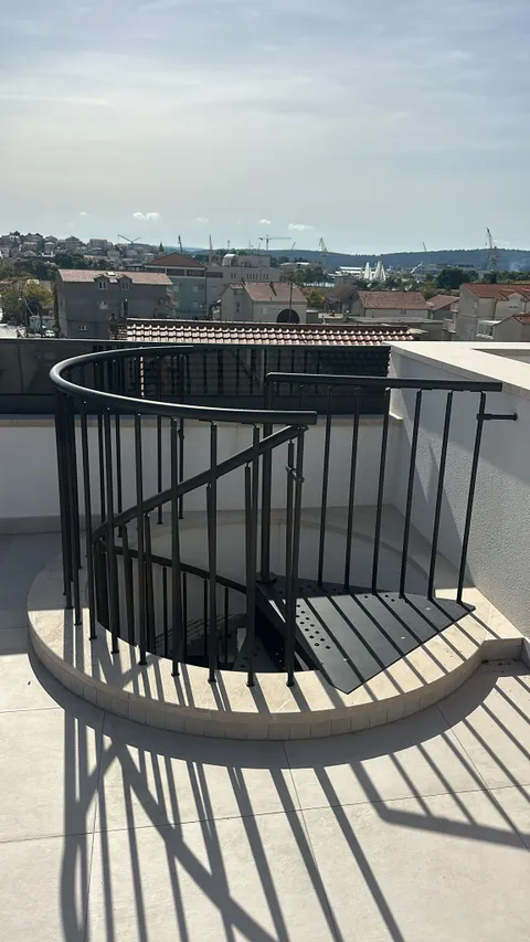 Trogir, Okrug Gornji - Trosoban stan sa balkonom i krovnom terasom