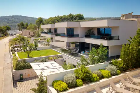 Marina Hills Resort — 3 vile s bazenom, 12 soba i pogled na more