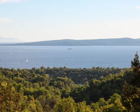 Brač, Sutivan - Stavební pozemek s výhledem na centrum města (1.543 m2)