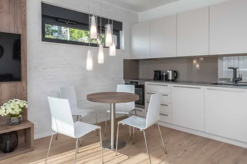 Omiš, Brzet - Appartamento bilocale con piscina vicino al mare 76m2