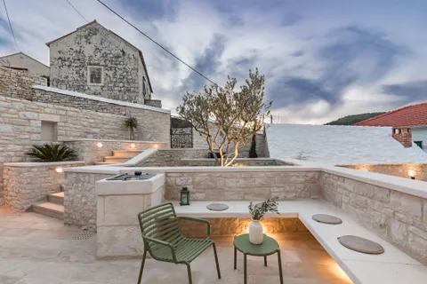 Brač, Pučišća - Nádherná kamenná vila 120 m2