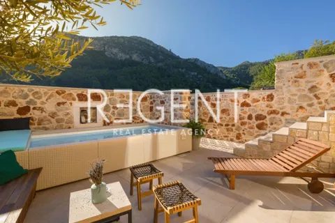 Hvar - villa in pietra dal design unico di 250m2