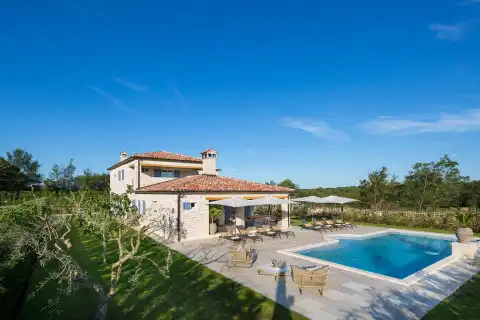 Istria, Poreč - Attractive stone villa with a tennis court and a swimming pool