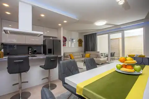 Split, Žnjan - Dvosoban stan sa loggiom i pogledom na more