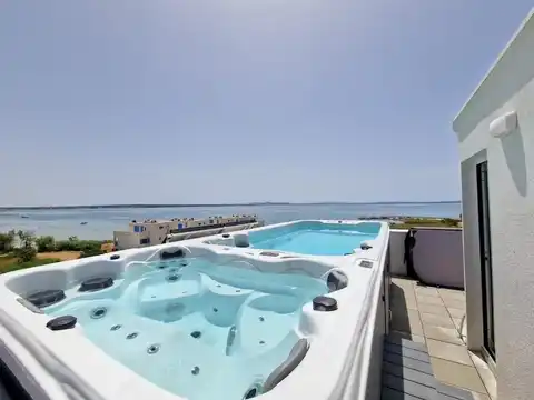 Privlaka - Dom szeregowy z basenem i tarasem na dachu.