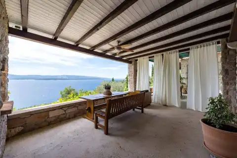 Brač, Bol - Kamena kuća sa četiri apartmana