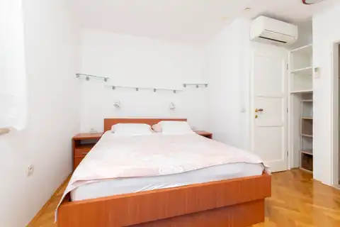 Brač, Mirca - kamenná vila s výhľadom na more, 300m2