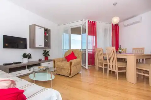 Split, Žnjan - Appartement de trois pièces avec loggia