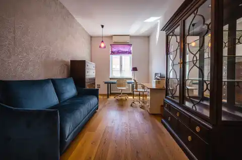 Appartamento 240 m², Donji grad — 3 camere da letto, balcone, parcheggio