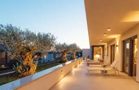 Split, Sirobuja - Trosobni penthouse sa bazenom