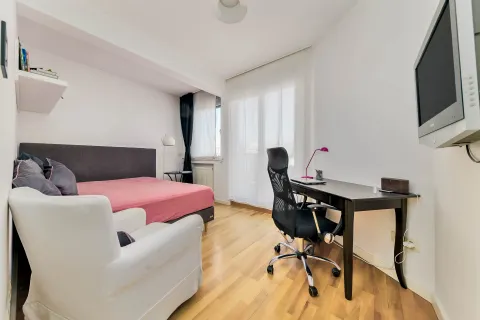 Zagreb, Petrova - Moderan penthouse s krovnom terasom i bazenom
