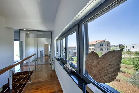 Zadar, Sukošan – Ekskluzywna dwupoziomowa willa z basenem, 170 m²