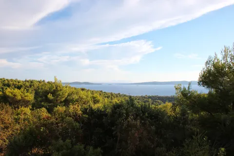 Brač, Sutivan - Stavební pozemek s výhledem na centrum města (1.543 m2)