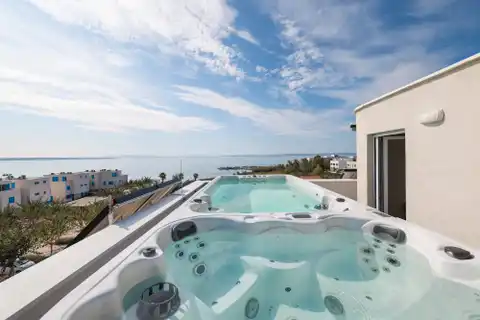 Privlaka - Dom szeregowy z basenem i tarasem na dachu.