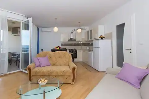 Split, Žnjan - Appartement de trois pièces avec loggia