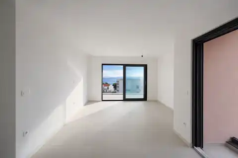Makarska, Drvenik - Three-room apartment with a terrace in a new building near the sea