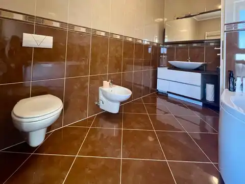 Загреб, Врапче - четырехкомнатная квартира с гаражом