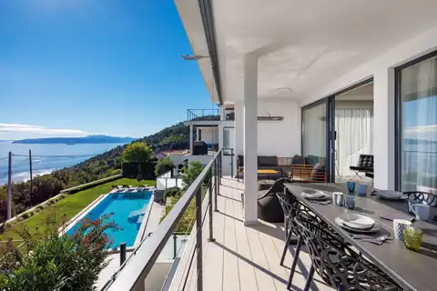 Stan 130 m², pogled na more, terasa i bazen – Opatija, Lovran