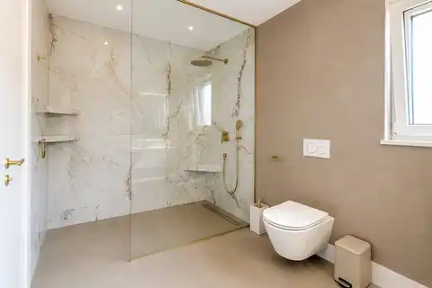 Vila 200 m², Pula — 3 spavaće sobe, grijani bazen, garaža, sauna