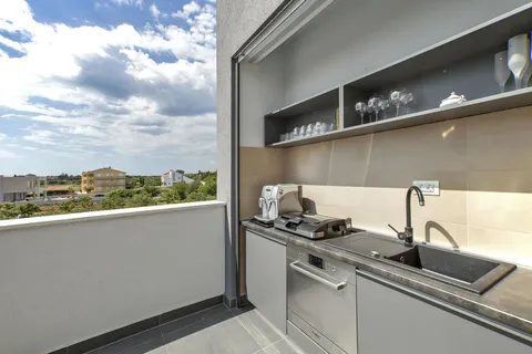 Zadar, Sukošan – Ekskluzywna dwupoziomowa willa z basenem, 170 m²