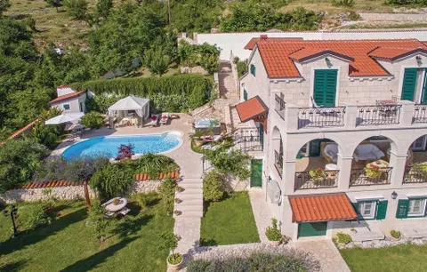 Sinj – Luksuzna kamena kuća od 500 m2 na imanju od 6000 m2