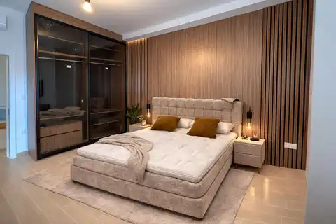 Podstrana - Dvosoban stan sa krovnom terasom i parking mjestom