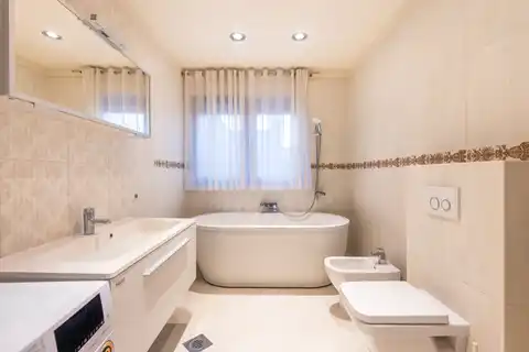 Zagreb, Sestine - Exklusives Penthouse in einer Stadtvilla, 123m2 zur Miete