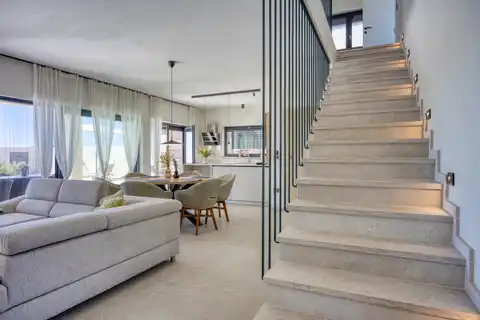 Kuća 230 m² — grijani bazen, krovna terasa, Poreč