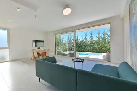 Seget Vranjica – moderna duplex vila s dva bazena i pogledom na more