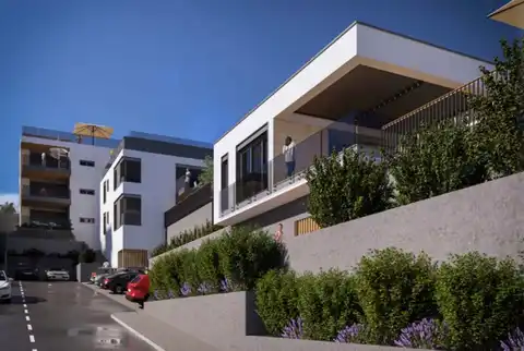 SILENT THOUGHT: The user wants a translation from Croatian (hr) to French (fr). I need to break down the input and find the best French equivalents.
* **Stan:** Apartment. "Appartement" is the direct translation.
* **117m²:** 117 sq m. "117m²" is fine, or "117 m²".
* **Primošten:** A place name, remains the same.
* **—:** Dash, usually indicates a separation or listing of features.
* **2 SS:** This is an abbreviation. "SS" often stands for "spavaće sobe" (bedrooms). So, 2 bedrooms. In French, "2 chambres".
* **2 terasa:** 2 terraces. In French, "2 terrasses".
* **rooftop terasa:** Rooftop terrace. In French, "terrasse sur le toit" or just "terrasse rooftop" (common in real estate). "Terrasse sur le toit" is more formal. "Terrasse rooftop" is more modern/concise. Given the bullet-point like nature, "terrasse rooftop" might fit the style. Let's go with "terrasse sur le toit" for precision.
* **bazen:** Pool. In French, "piscine".
Combining these:
"Appartement 117m², Primošten — 2 chambres, 2 terrasses, terrasse sur le toit, piscine"
Let's review the original brevity. "2 SS" is very short. "2 chambres" is similar brevity. "2 terasa" -> "2 terrasses". "rooftop terasa" -> "terrasse sur le toit". "bazen" -> "piscine".
The structure is a list of features separated by commas after the location.
"Appartement 117m², Primošten — 2 chambres, 2 terrasses, terrasse sur le toit, piscine" looks good.Appartement 117m², Primošten — 2 chambres, 2 terrasses, terrasse sur le toit, piscine