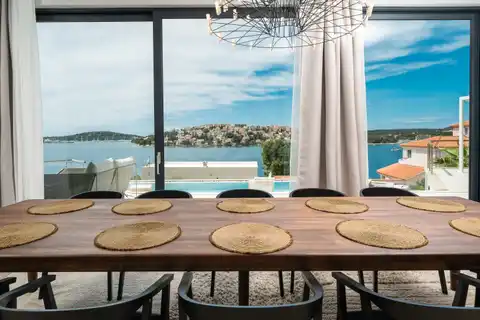 Šibenik, Rogoznica - Luxusní vila s panoramatickým výhledem na moře, vyhřívaným bazénem a vířivkou