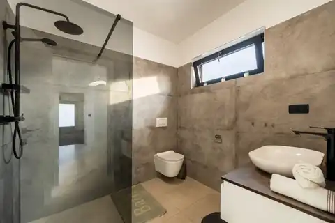Poreč, okolica - vila 140m² s bazenom i jacuzzijem, useljiva