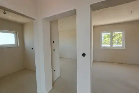 Novi Vinodolski - Trosoban stan s bazenom, novogradnja